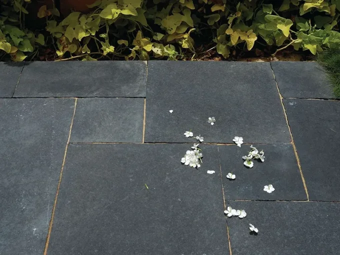 Dallage calcaire Taj'Black historic gris anthracite Opus 4 formats - Unité de vente 0.781 m²