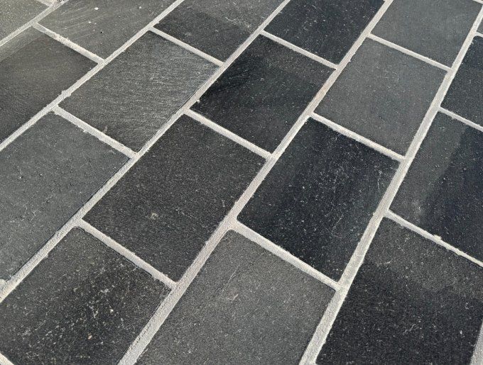 Pavé basalte noir intense 14/20 cm Ep. 2/3 cm - unité de vente : 1 m² pour 30 pavés