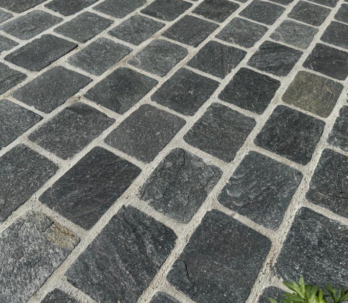Pavé ardoise schiste Monsoon black 14/20 cm Ep. 2/3 cm - unité de vente : 1 m² pour 30 pavés
