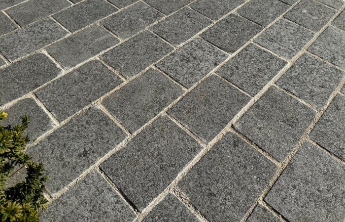Pavé granit gris royal 14/20 cm Ep. 5 cm - unité de vente : 1.008 m² pour 32 pavés