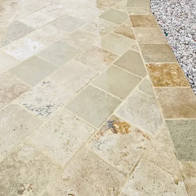 Pavés travertin 1er choix mix beige 15.3x15.3 cm Ep. 3 cm - Unité de vente: 1.0109 m² pour 39 pavés