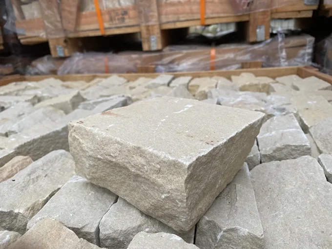 Pavés grès kandla Mint jaune blanc calcaire 14/14 cm Ep. 5/7 - unité de vente : 1 m² pour 42 pavés