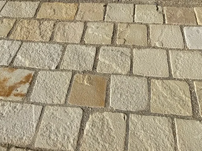 Pavés grès kandla Mint jaune blanc calcaire 14/14 cm Ep. 3/5 - unité de vente : 1 m² pour 42 pavés