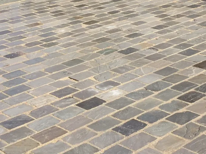 Pavés grès kandla Gris 14/20 cm Ep. 11/13 cm - unité de vente : 1 m² pour 30 pavés