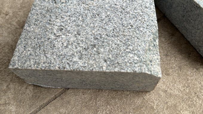 Pavés granit Gris Mystic - 14/20 cm Ep. 5 cm - unité de vente : 1.008 m² pour 32 pavés